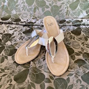Women cream colored sandals size 8
